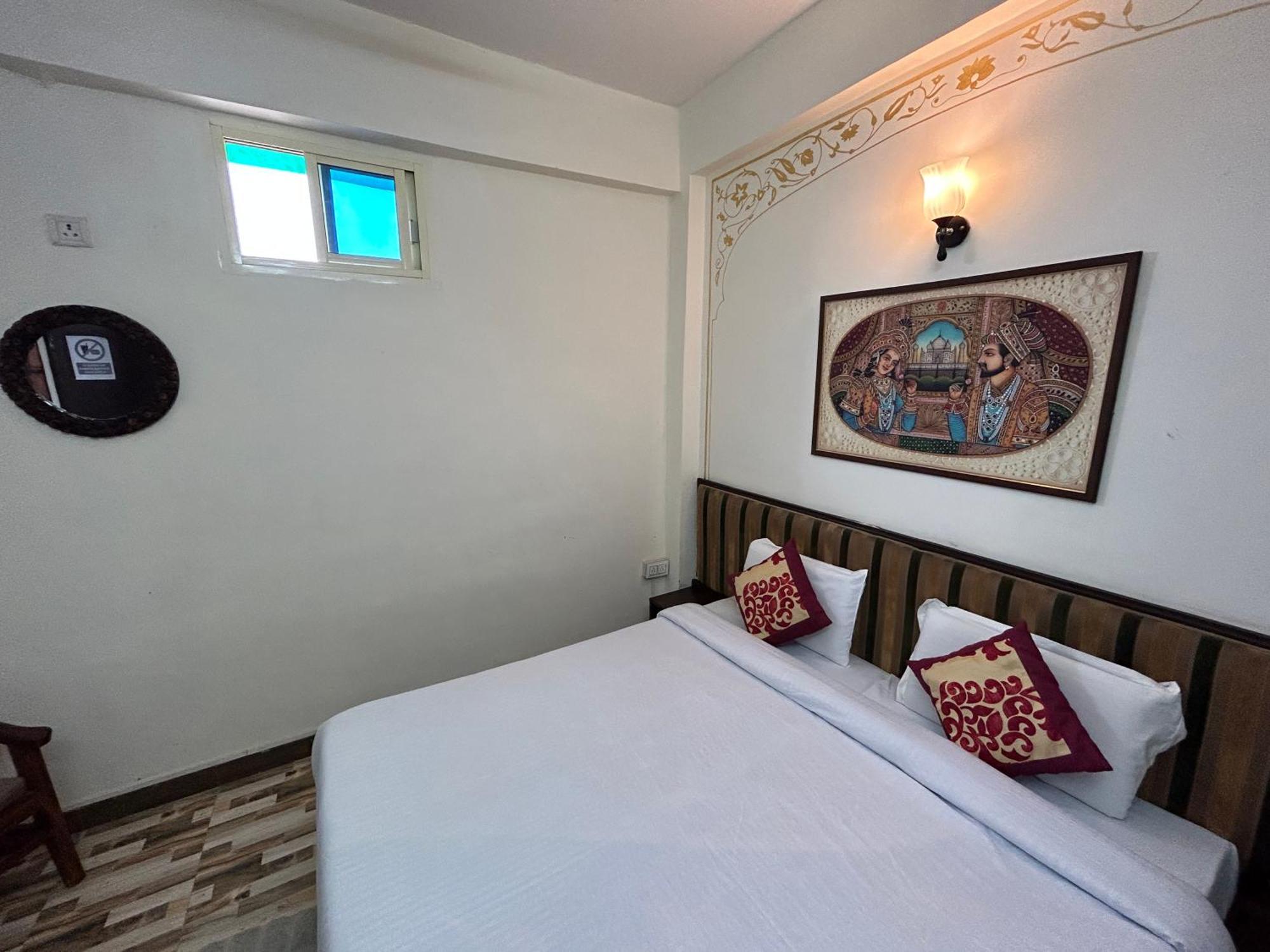 Max Guest House Агра Экстерьер фото