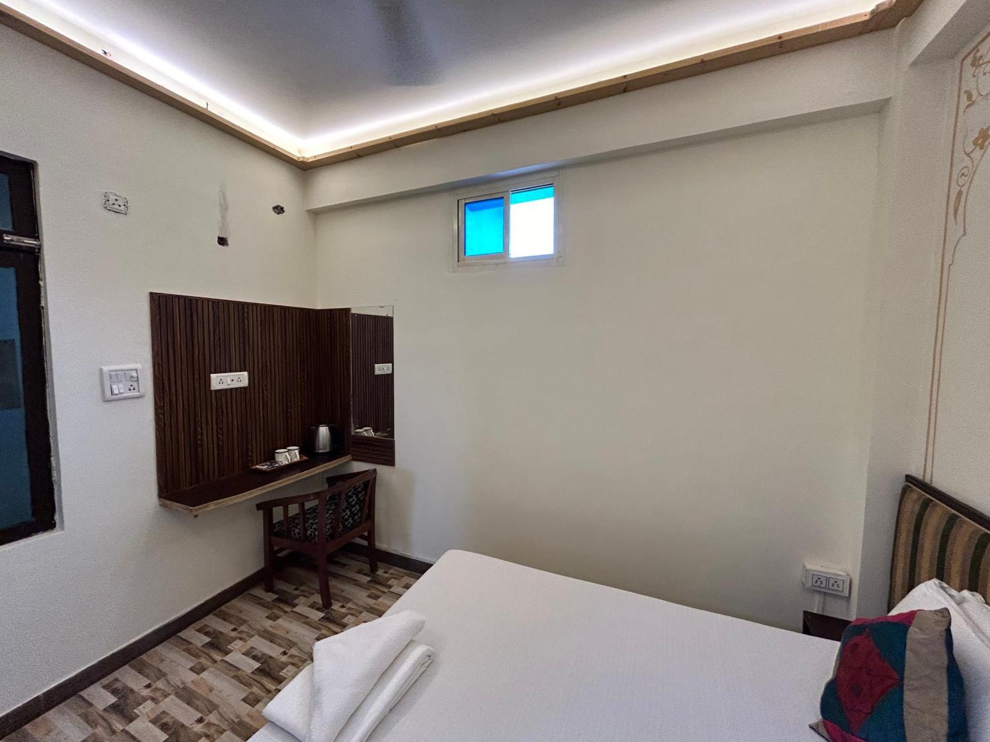 Max Guest House Агра Экстерьер фото